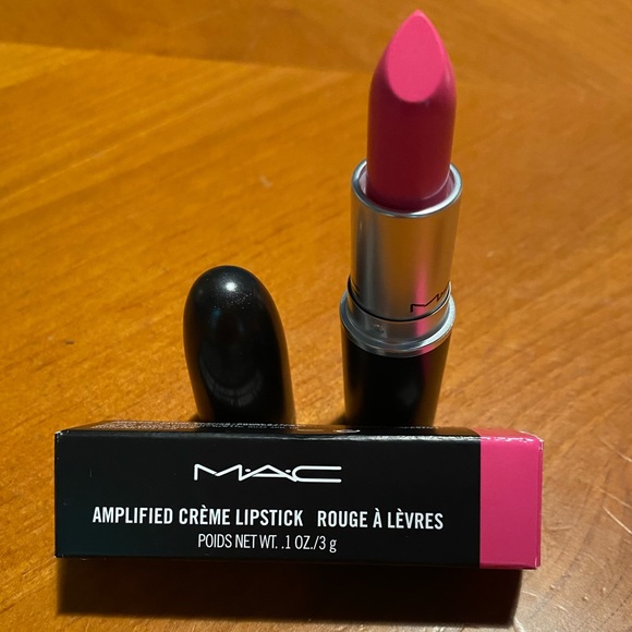 MAC Amplifed Creme Lipstick Do Not Disturb - Picture 3 of 16